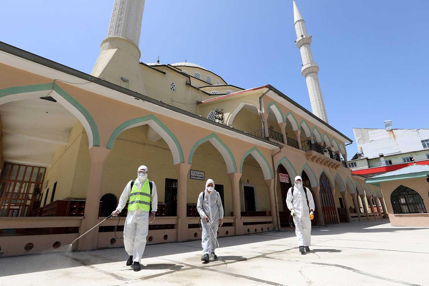 Van'da camiler Cuma'ya hazırlandı